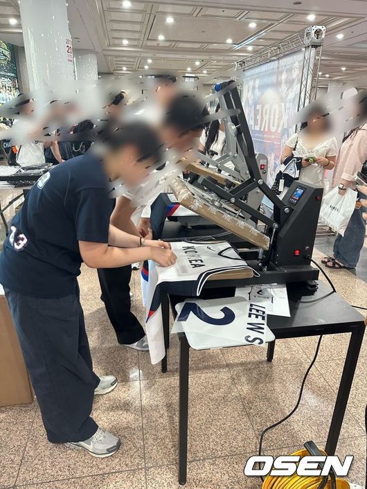 [사진] 즉석에서 유니폼을 마킹하는 모습
