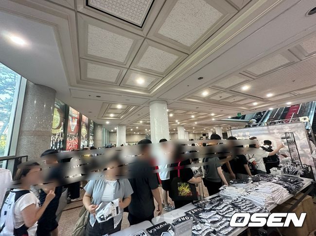 [사진] 팝업스토어에 줄을 선 많은 팬들