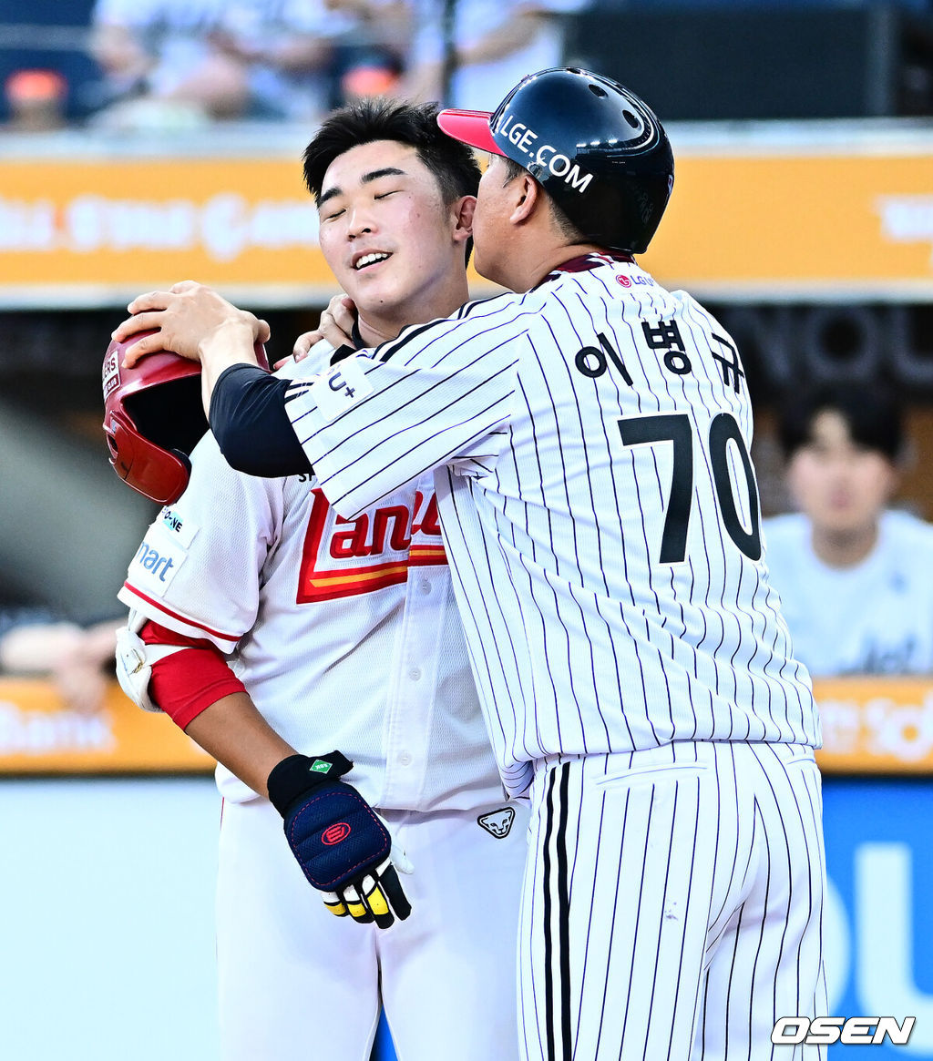11일 오후 대전 한화생명볼파크에서 'KBO 올스타 프라이데이' 퓨처스 올스타전이 열렸다.KBO 올스타전의 전야제인 퓨처스 올스타전 경기는 남부리그(상무, KT, 삼성, NC, 롯데, KIA)와 북부리그(한화, SSG, LG, 두산, 고양) 대표로 나선 총 48명의 선수가 치열한 승부를 펼친다.2회말 SSG 이승민이 아버지 LG 이병규 퓨처스 감독과 세리머니를 하고 있다. 2025.07.11 / jpnews@osen.co.kr