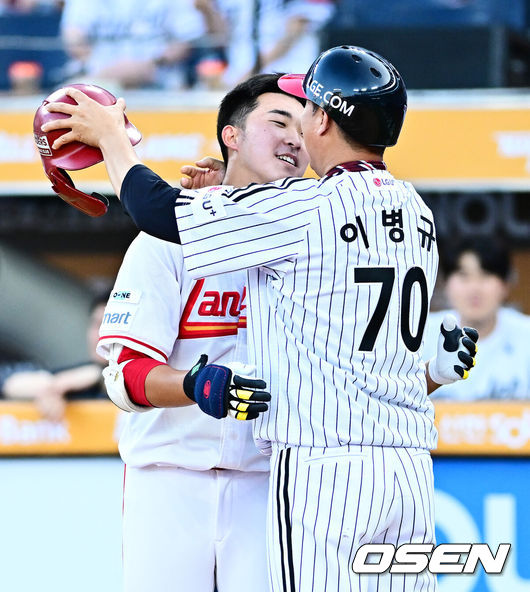 [OSEN=대전, 지형준 기자] 11일 오후 대전 한화생명볼파크에서 'KBO 올스타 프라이데이' 퓨처스 올스타전이 열렸다.KBO 올스타전의 전야제인 퓨처스 올스타전 경기는 남부리그(상무, KT, 삼성, NC, 롯데, KIA)와 북부리그(한화, SSG, LG, 두산, 고양) 대표로 나선 총 48명의 선수가 치열한 승부를 펼친다.2회말 SSG 이승민이 아버지 LG 이병규 퓨처스 감독과 세리머니를 하고 있다. 2025.07.11 / jpnews@osen.co.kr