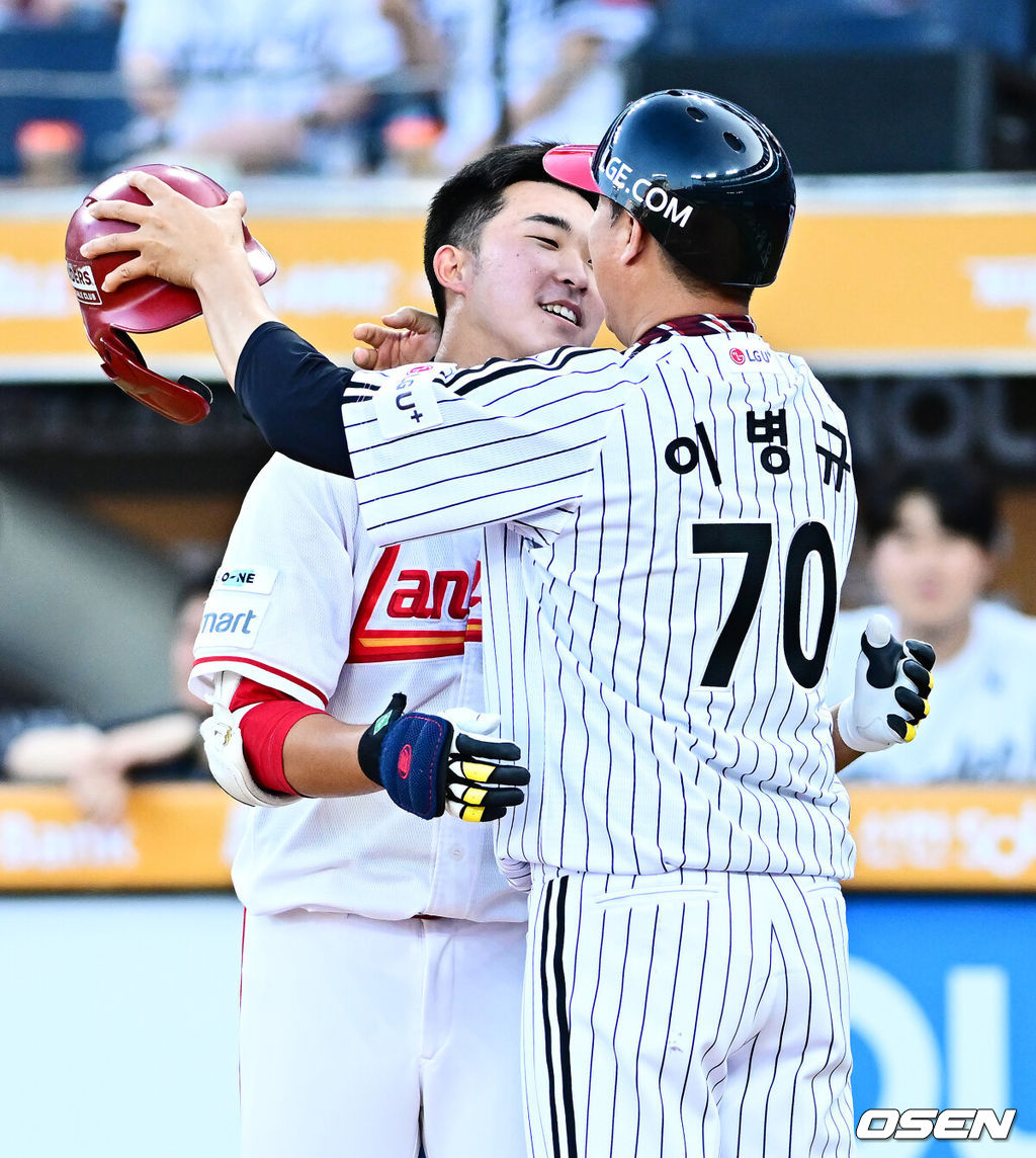 11일 오후 대전 한화생명볼파크에서 'KBO 올스타 프라이데이' 퓨처스 올스타전이 열렸다.KBO 올스타전의 전야제인 퓨처스 올스타전 경기는 남부리그(상무, KT, 삼성, NC, 롯데, KIA)와 북부리그(한화, SSG, LG, 두산, 고양) 대표로 나선 총 48명의 선수가 치열한 승부를 펼친다.2회말 SSG 이승민이 아버지 LG 이병규 퓨처스 감독과 세리머니를 하고 있다. 2025.07.11 / jpnews@osen.co.kr