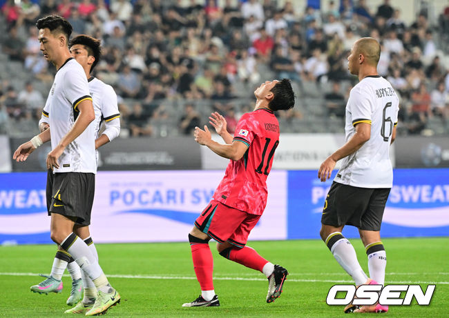 [OSEN=용인, 조은정 기자]7일 경기 용인시 용인 미르 스타디움에서 2025 동아시아 축구연맹(EAFF) E-1 챔피언십(동아시안컵) 대한민국 남자 축구 대표팀과 중국의 개막전이 열렸다.한국은 중국과 첫 경기를 시작으로 11일 홍콩, 15일 일본과 격돌한다. 경기는 모두 용인에서 치러지며 3경기 성적에 따라 그대로 최종 순위가 결정된다.후반 한국 이동경이 슛이 막히자 아쉬워하고 있다. 2025.07.07 /cej@osen.co.kr
