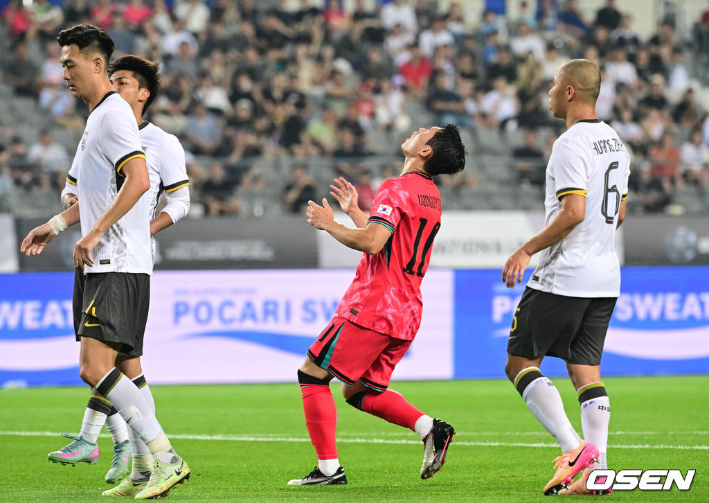 7일 경기 용인시 용인 미르 스타디움에서 2025 동아시아 축구연맹(EAFF) E-1 챔피언십(동아시안컵) 대한민국 남자 축구 대표팀과 중국의 개막전이 열렸다.한국은 중국과 첫 경기를 시작으로 11일 홍콩, 15일 일본과 격돌한다. 경기는 모두 용인에서 치러지며 3경기 성적에 따라 그대로 최종 순위가 결정된다.후반 한국 이동경이 슛이 막히자 아쉬워하고 있다. 2025.07.07 /cej@osen.co.kr