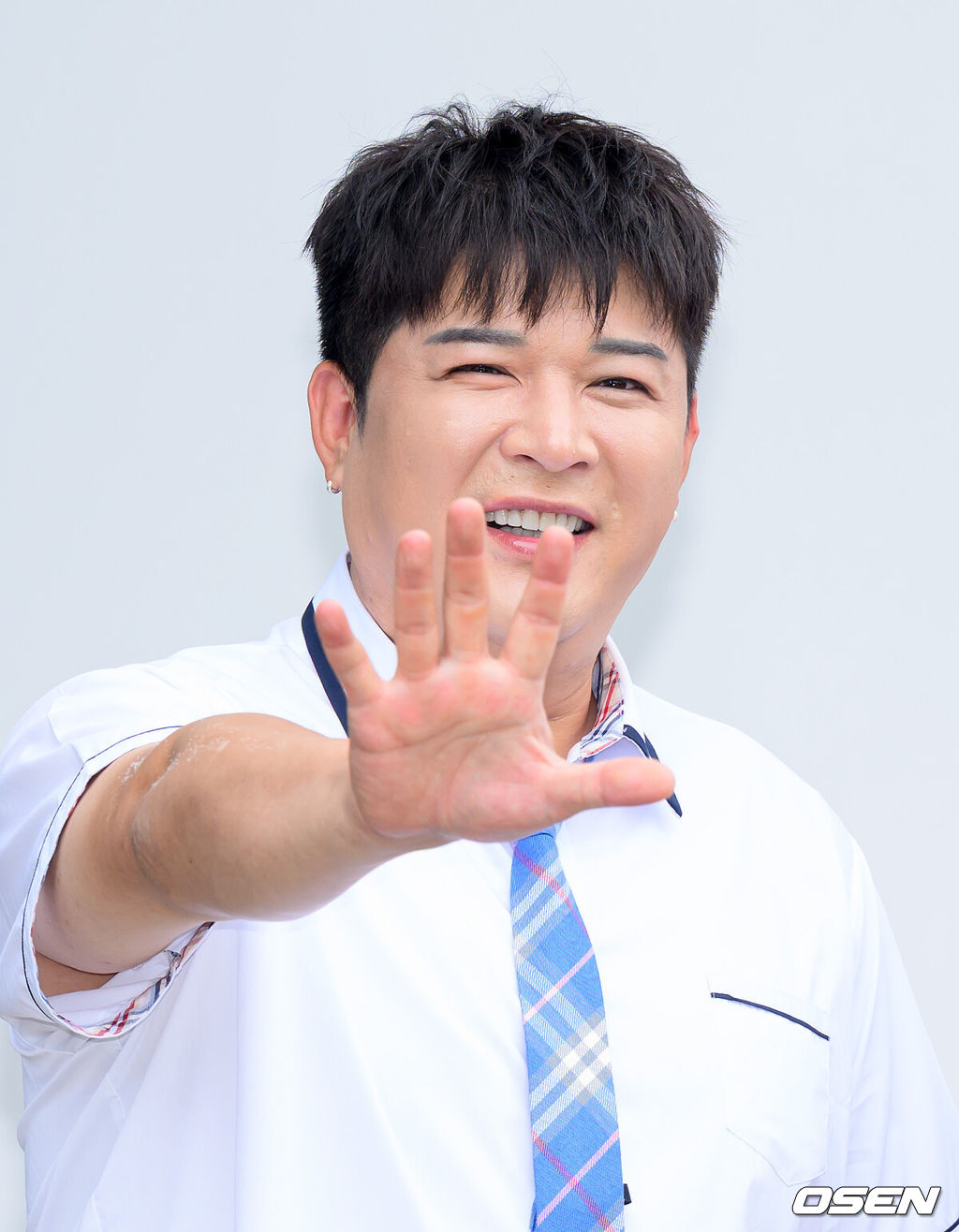 3일 경기 JTBC 스튜디오 일산에서 JTBC 예능프로그램 '아는 형님' 녹화가 진행됐다.이날 데뷔 20주년을 맞은 슈퍼주니어가 3년 만에 JTBC 예능프로그램 '아는 형님'에 출연했다.슈퍼주니어 신동이 포토타임을 가지고 있다. 2025.07.03 /sunday@osen.co.kr
