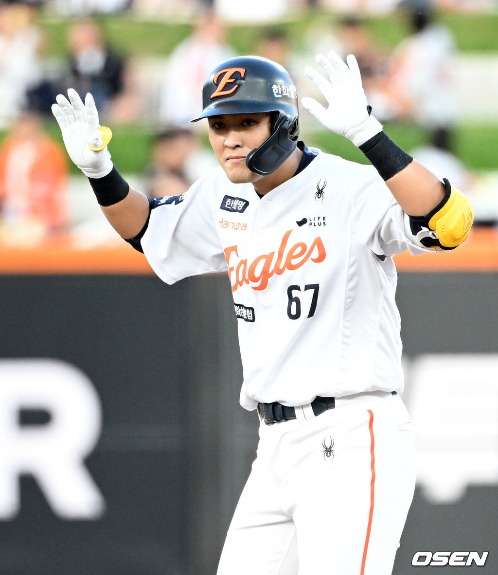 11일 오후 대전 한화생명볼파크에서 'KBO 올스타 프라이데이' 퓨처스 올스타전이 열렸다.KBO 올스타전의 전야제인 퓨처스 올스타전 경기는 남부리그(상무, KT, 삼성, NC, 롯데, KIA)와 북부리그(한화, SSG, LG, 두산, 고양) 대표로 나선 총 48명의 선수가 치열한 승부를 펼친다.3회말 2사 1,2루에서 남부올스타 한지윤이 좌중간 2타점 적시타를 치고 환호하고 있다. 2025.07.11 /sunday@osen.co.kr