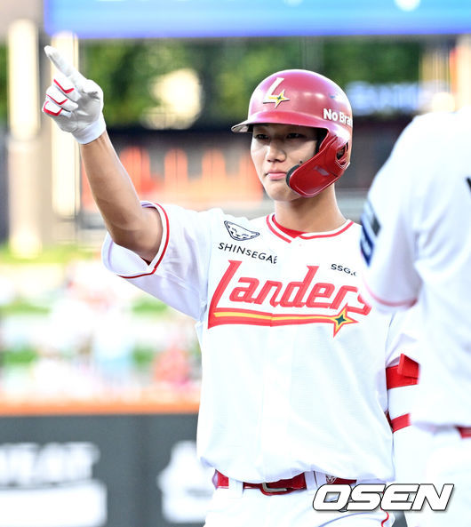 [OSEN=대전, 이대선 기자] 11일 오후 대전 한화생명볼파크에서 'KBO 올스타 프라이데이' 퓨처스 올스타전이 열렸다.KBO 올스타전의 전야제인 퓨처스 올스타전 경기는 남부리그(상무, KT, 삼성, NC, 롯데, KIA)와 북부리그(한화, SSG, LG, 두산, 고양) 대표로 나선 총 48명의 선수가 치열한 승부를 펼친다.3회말 2사 만루에서 남부올스타 최윤석이 좌전 2타점 적시타를 치고 환호하고 있다. 2025.07.11 /sunday@osen.co.kr