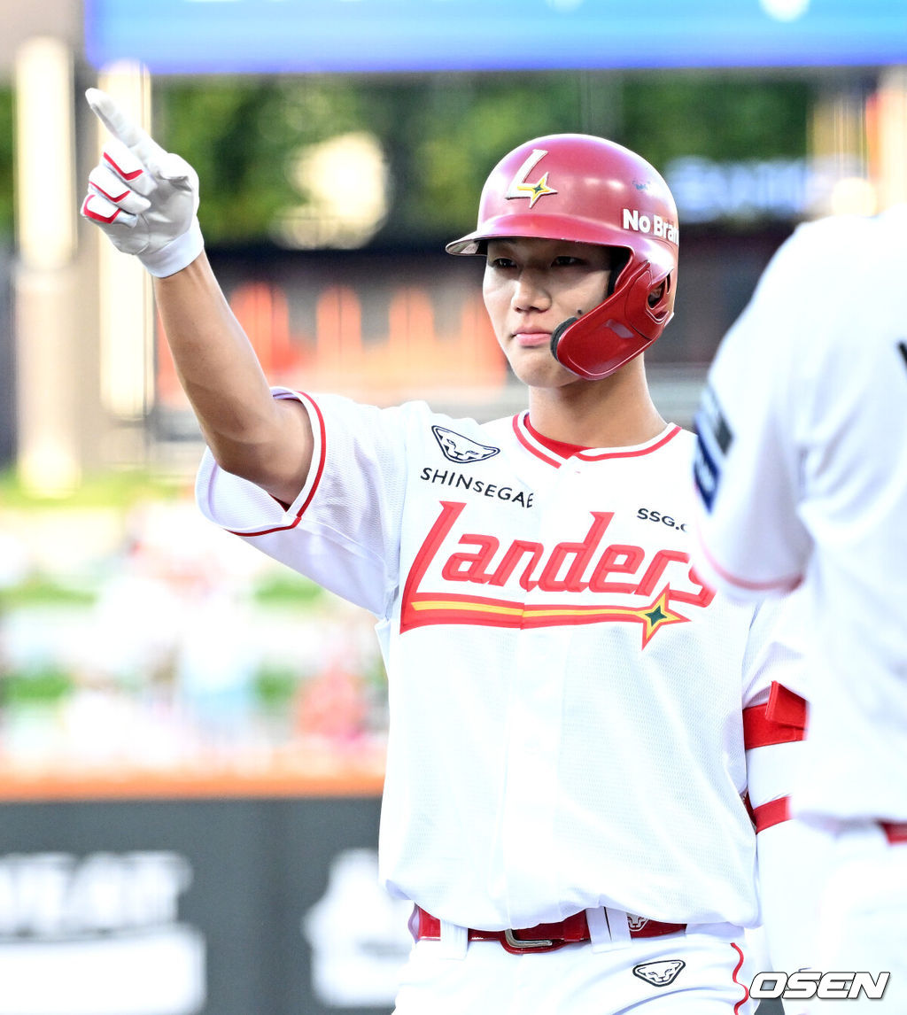 11일 오후 대전 한화생명볼파크에서 'KBO 올스타 프라이데이' 퓨처스 올스타전이 열렸다.KBO 올스타전의 전야제인 퓨처스 올스타전 경기는 남부리그(상무, KT, 삼성, NC, 롯데, KIA)와 북부리그(한화, SSG, LG, 두산, 고양) 대표로 나선 총 48명의 선수가 치열한 승부를 펼친다.3회말 2사 만루에서 남부올스타 최윤석이 좌전 2타점 적시타를 치고 환호하고 있다. 2025.07.11 /sunday@osen.co.kr