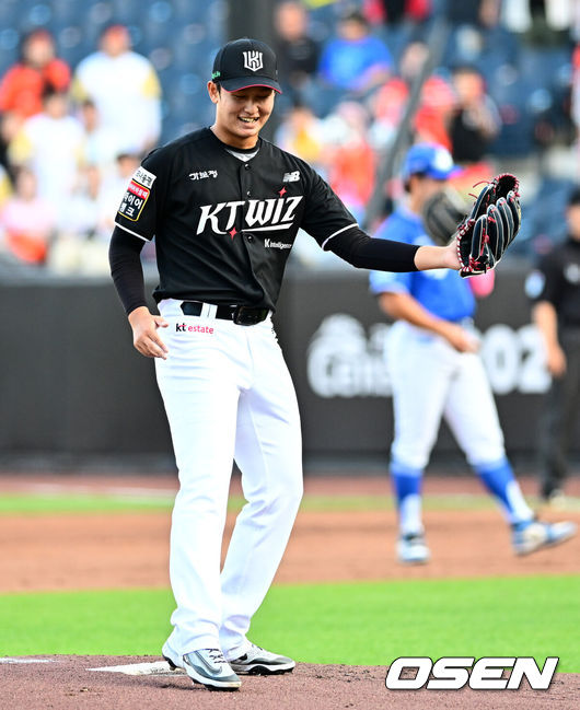 [OSEN=대전, 지형준 기자] 11일 오후 대전 한화생명볼파크에서 'KBO 올스타 프라이데이' 퓨처스 올스타전이 열렸다.KBO 올스타전의 전야제인 퓨처스 올스타전 경기는 남부리그(상무, KT, 삼성, NC, 롯데, KIA)와 북부리그(한화, SSG, LG, 두산, 고양) 대표로 나선 총 48명의 선수가 치열한 승부를 펼친다.1회말 KT 강건이 삼진을 잡으며 아웃송 세리머니를 하고 있다. 2025.07.11 / jpnews@osen.co.kr