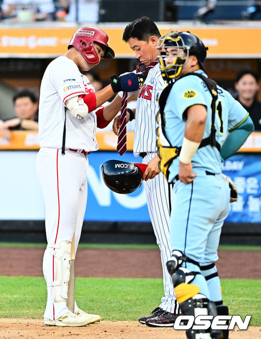 [OSEN=대전, 지형준 기자] 11일 오후 대전 한화생명볼파크에서 'KBO 올스타 프라이데이' 퓨처스 올스타전이 열렸다.KBO 올스타전의 전야제인 퓨처스 올스타전 경기는 남부리그(상무, KT, 삼성, NC, 롯데, KIA)와 북부리그(한화, SSG, LG, 두산, 고양) 대표로 나선 총 48명의 선수가 치열한 승부를 펼친다.2회말 SSG 이승민이 아버지 LG 이병규 퓨처스 감독과 세리머니를 하고 있다. 2025.07.11 / jpnews@osen.co.kr