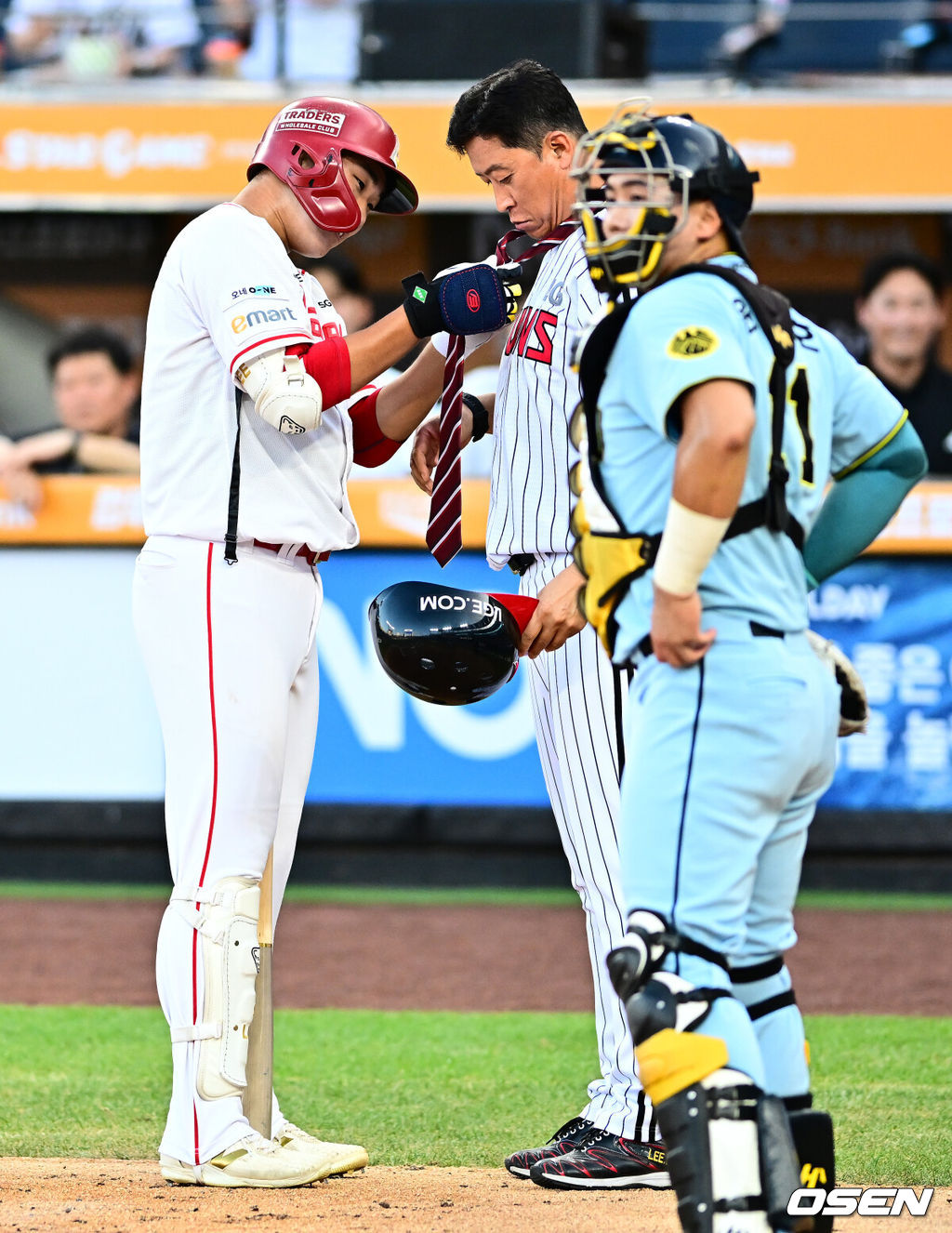 11일 오후 대전 한화생명볼파크에서 'KBO 올스타 프라이데이' 퓨처스 올스타전이 열렸다.KBO 올스타전의 전야제인 퓨처스 올스타전 경기는 남부리그(상무, KT, 삼성, NC, 롯데, KIA)와 북부리그(한화, SSG, LG, 두산, 고양) 대표로 나선 총 48명의 선수가 치열한 승부를 펼친다.2회말 SSG 이승민이 아버지 LG 이병규 퓨처스 감독과 세리머니를 하고 있다. 2025.07.11 / jpnews@osen.co.kr