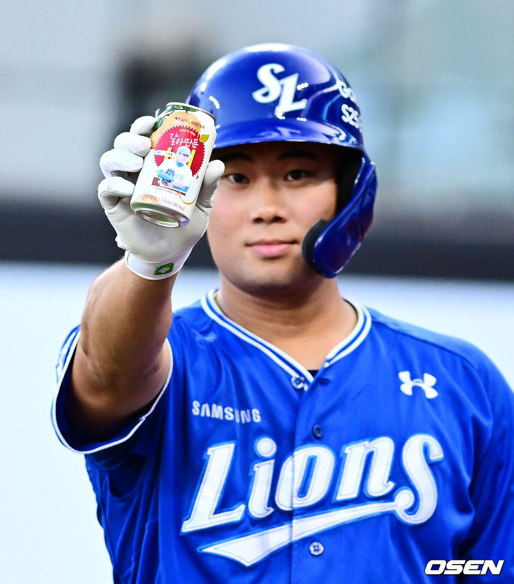11일 오후 대전 한화생명볼파크에서 'KBO 올스타 프라이데이' 퓨처스 올스타전이 열렸다.KBO 올스타전의 전야제인 퓨처스 올스타전 경기는 남부리그(상무, KT, 삼성, NC, 롯데, KIA)와 북부리그(한화, SSG, LG, 두산, 고양) 대표로 나선 총 48명의 선수가 치열한 승부를 펼친다.2회말 삼성 이창용이 타석에 들어서며 세리머니를 하고 있다. 2025.07.11 / jpnews@osen.co.kr