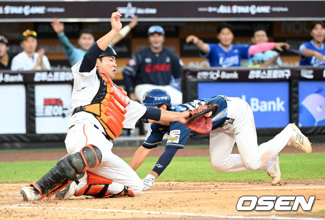 [OSEN=대전, 이대선 기자] 11일 오후 대전 한화생명볼파크에서 'KBO 올스타 프라이데이' 퓨처스 올스타전이 열렸다.KBO 올스타전의 전야제인 퓨처스 올스타전 경기는 남부리그(상무, KT, 삼성, NC, 롯데, KIA)와 북부리그(한화, SSG, LG, 두산, 고양) 대표로 나선 총 48명의 선수가 치열한 승부를 펼친다.4회초 2사 2루에서 남부올스타 박헌의 내야안타 때 정현창이 실책을 틈타 득점에 성공하고 있다. 2025.07.11 /sunday@osen.co.kr