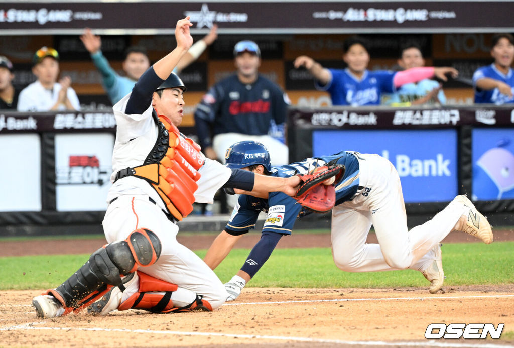 11일 오후 대전 한화생명볼파크에서 'KBO 올스타 프라이데이' 퓨처스 올스타전이 열렸다.KBO 올스타전의 전야제인 퓨처스 올스타전 경기는 남부리그(상무, KT, 삼성, NC, 롯데, KIA)와 북부리그(한화, SSG, LG, 두산, 고양) 대표로 나선 총 48명의 선수가 치열한 승부를 펼친다.4회초 2사 2루에서 남부올스타 박헌의 내야안타 때 정현창이 실책을 틈타 득점에 성공하고 있다. 2025.07.11 /sunday@osen.co.kr