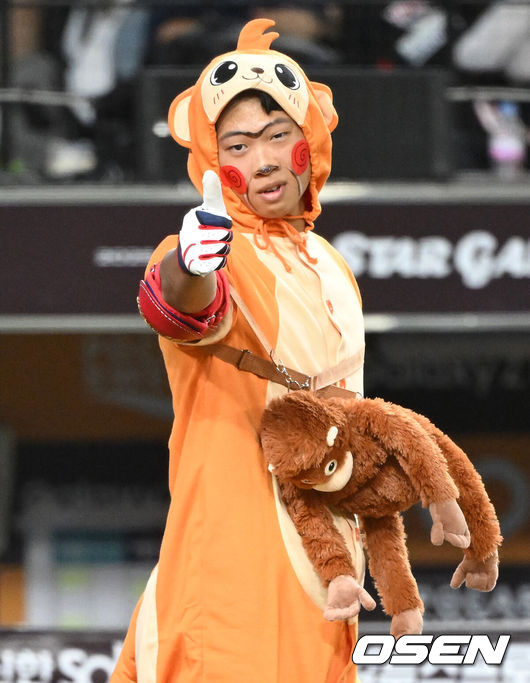 [OSEN=대전, 이대선 기자] 11일 오후 대전 한화생명볼파크에서 'KBO 올스타 프라이데이' 퓨처스 올스타전이 열렸다.KBO 올스타전의 전야제인 퓨처스 올스타전 경기는 남부리그(상무, KT, 삼성, NC, 롯데, KIA)와 북부리그(한화, SSG, LG, 두산, 고양) 대표로 나선 총 48명의 선수가 치열한 승부를 펼친다.8회초 남부올스타 박재현이 퍼포먼스를 펼치고 있다. 2025.07.11 /sunday@osen.co.kr