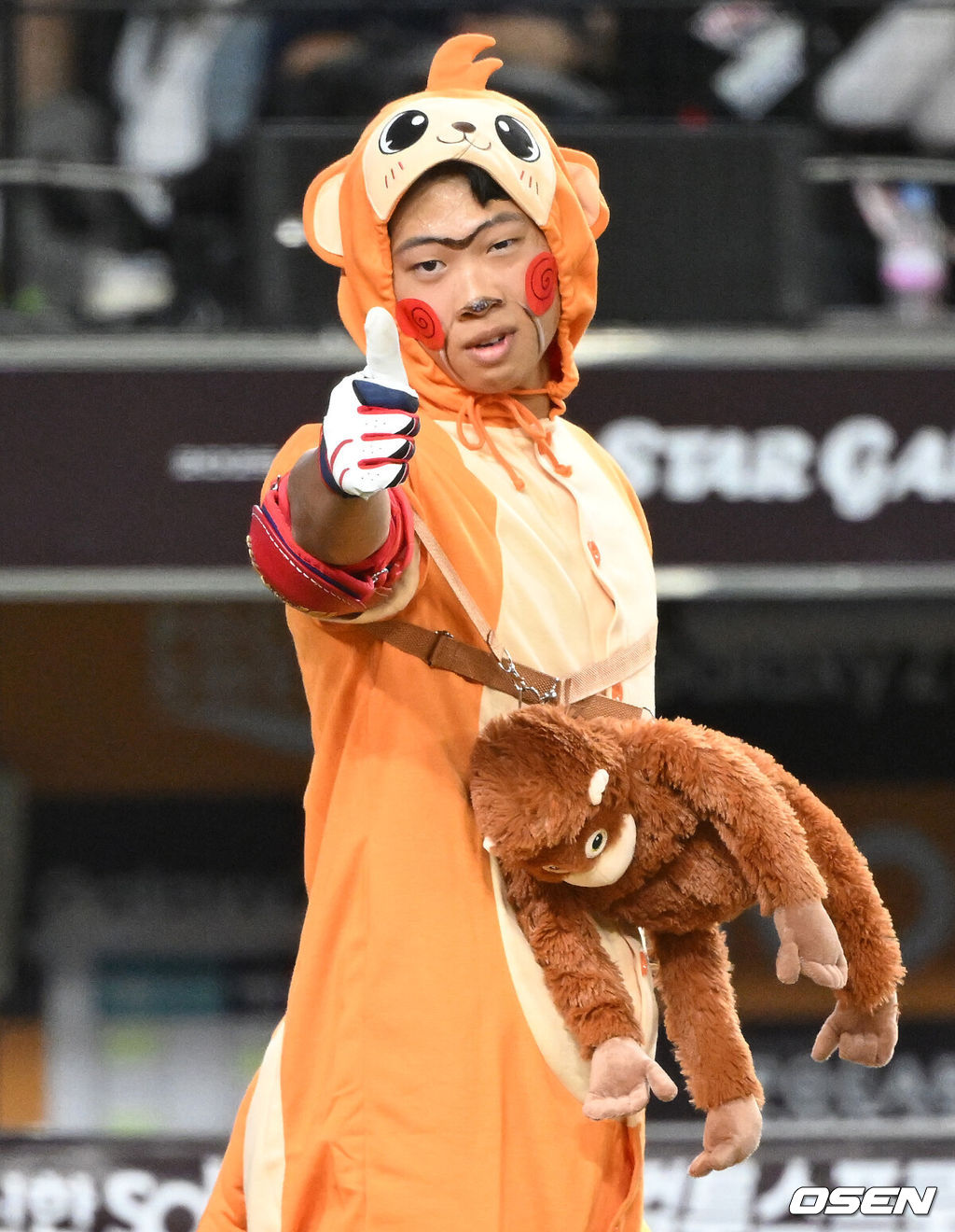 11일 오후 대전 한화생명볼파크에서 'KBO 올스타 프라이데이' 퓨처스 올스타전이 열렸다.KBO 올스타전의 전야제인 퓨처스 올스타전 경기는 남부리그(상무, KT, 삼성, NC, 롯데, KIA)와 북부리그(한화, SSG, LG, 두산, 고양) 대표로 나선 총 48명의 선수가 치열한 승부를 펼친다.8회초 남부올스타 박재현이 퍼포먼스를 펼치고 있다. 2025.07.11 /sunday@osen.co.kr