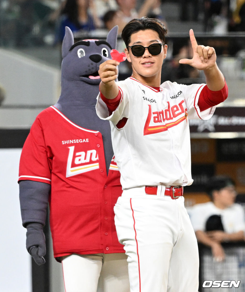 11일 오후 대전 한화생명볼파크에서 'KBO 올스타 프라이데이' 퓨처스 올스타전이 열렸다.KBO 올스타전의 전야제인 퓨처스 올스타전 경기는 남부리그(상무, KT, 삼성, NC, 롯데, KIA)와 북부리그(한화, SSG, LG, 두산, 고양) 대표로 나선 총 48명의 선수가 치열한 승부를 펼친다.7회말 북부올스타 이율예가 퍼포먼스를 펼치고 있다. 2025.07.11 /sunday@osen.co.kr