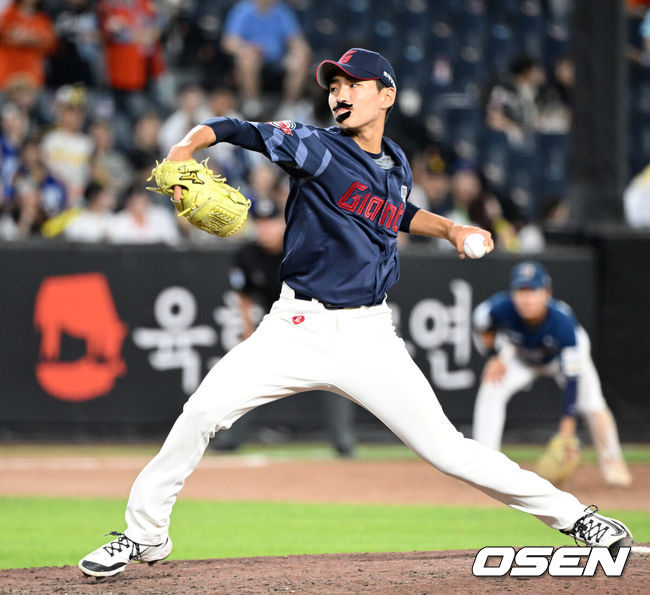[OSEN=대전, 이대선 기자] 11일 오후 대전 한화생명볼파크에서 'KBO 올스타 프라이데이' 퓨처스 올스타전이 열렸다.KBO 올스타전의 전야제인 퓨처스 올스타전 경기는 남부리그(상무, KT, 삼성, NC, 롯데, KIA)와 북부리그(한화, SSG, LG, 두산, 고양) 대표로 나선 총 48명의 선수가 치열한 승부를 펼친다.8회말 남부올스타 이영재가 역투하고 있다. 2025.07.11 
