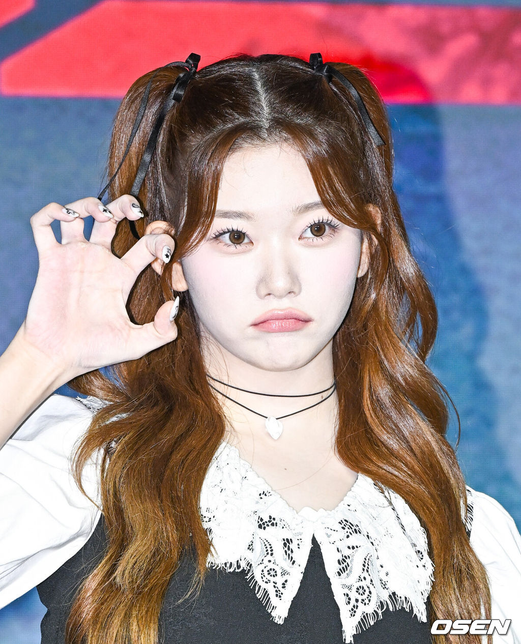 8일 오전 서울 마포구 호텔 나루 서울 엠갤러리에서 넷플릭스 예능 ‘좀비버스’ 제작발표회가 진행됐다.‘좀비버스’는 어느 날 갑자기 좀비 세계로 변해버린 서울 일대에서 퀘스트를 수행하며 살아남아야 하는 좀비 유니버스 예능으로 마이 리틀 텔레비전, 개미는 오늘도 뚠뚠 등 유쾌하고 재밌는 날것 그대로의 코드로 시청자들에게 웃음을 선사했던 박진경 CP와 문상돈 PD가 의기투합해, 이시영, 노홍철, 박나래, 딘딘, 츠키, 유희관, 조나단, 파트리샤, 꽈추형(홍성우), 덱스이 출연한다.한편 이날 제작발표회에는 크리에이터 덱스(김진영)가 코로나19 확진 판정을 받아 불참했다.츠키가 포즈를 취하고 있다.  2023.08.08  / soul1014@osen.co.kr