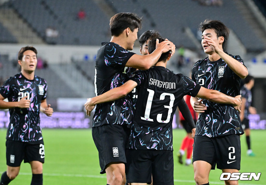 11일 오후 용인 미르스타디움에서 2025 동아시아축구연맹(EAFF) E-1 챔피언십(동아시안컵) 한국과 홍콩의 경기가 진행됐다.지난 7일 중국과의 1차전에서 3-0 완승을 거둔 한국은 2연승을 통해 통산 6번째 우승 가능성을 키우겠다는 목표를 세웠다.전반 강상윤이 선제골을 넣고 동료들과 기뻐하고 있다 2025.07.11 / soul1014@osen.co.kr