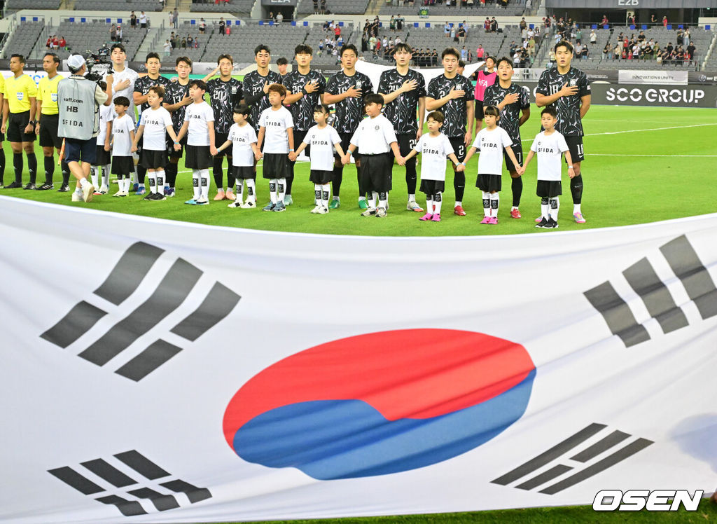 11일 오후 용인 미르스타디움에서 2025 동아시아축구연맹(EAFF) E-1 챔피언십(동아시안컵) 한국과 홍콩의 경기가 진행됐다.지난 7일 중국과의 1차전에서 3-0 완승을 거둔 한국은 2연승을 통해 통산 6번째 우승 가능성을 키우겠다는 목표를 세웠다.한국 축구대표팀이 국민의례를 하고 있다. 2025.07.11 / soul1014@osen.co.kr