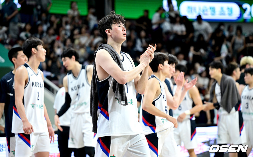 한국농구가 안방에서 일본의 자존심을 눌렀다. 안준호 감독이 이끄는 남자농구대표팀은 11일 오후 7시 안양체육관에서 개최되는 평가전에서 숙적 일본을 이현중과 여준석의 활약을 앞세워서 91-77로 가볍게 이겼다. 한국은 13일 일본과 2차전을 가진다. 경기를 마치고 승리한 한국 이현중을 비롯한 선수들이 팬들에게 인사를 전하고 있다. 2025.07.11 / dreamer@osen.co.kr