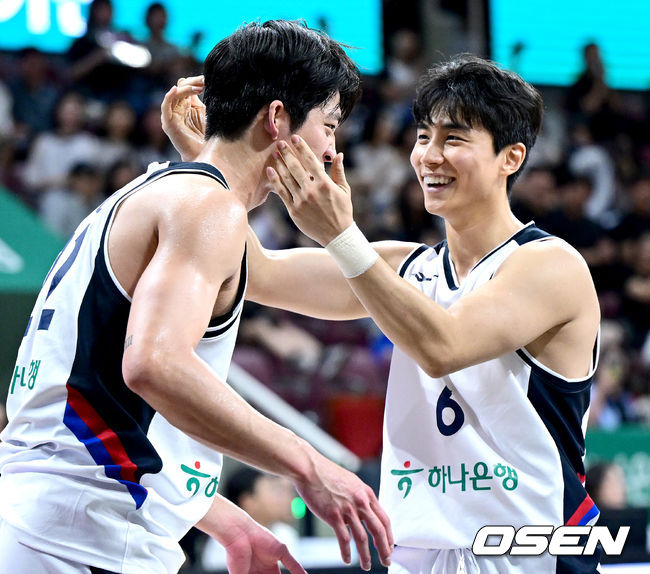 [OSEN=안양, 최규한 기자] 한국농구가 안방에서 일본의 자존심을 눌렀다. 안준호 감독이 이끄는 남자농구대표팀은 11일 오후 7시 안양체육관에서 개최되는 평가전에서 숙적 일본을 이현중과 여준석의 활약을 앞세워서 91-77로 가볍게 이겼다. 한국은 13일 일본과 2차전을 가진다. 4쿼터, 한국 여준석과 박지훈이 득점에 기뻐하고 있다. 2025.07.11 / dreamer@osen.co.kr