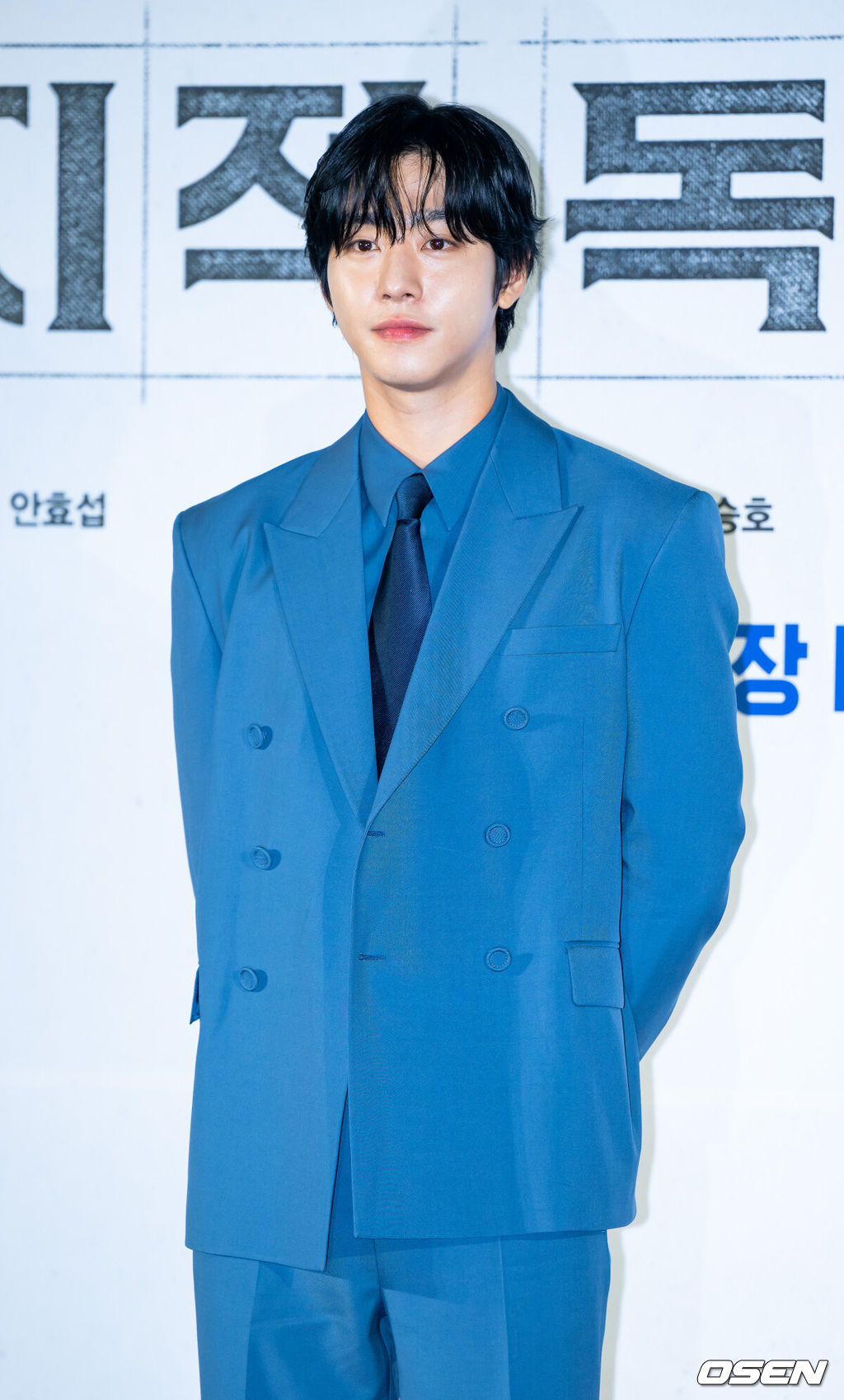 17일 서울 광진구 롯데시네마 건대입구에서 영화 '전지적 독자 시점' 제작보고회가 열렸다.배우 안효섭, 이민호, 채수빈, 신승호, 나나 주연의 영화 '전지적 독자 시점'(감독 김병우)은 10년 이상 연재된 소설이 완결된 날 소설 속 세계가 현실이 되어 버리고, 유일한 독자였던 ‘김독자’가 소설의 주인공 ‘유중혁’ 그리고 동료들과 함께 멸망한 세계에서 살아남기 위한 판타지 액션 영화다. 배우 안효섭이 포토타임을 갖고 있다. 2025.06.17 /rumi@osen.co.kr