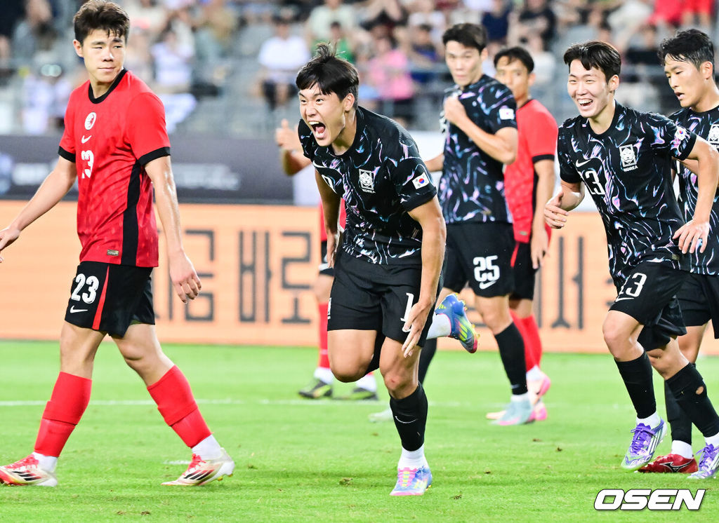 11일 오후 용인 미르스타디움에서 2025 동아시아축구연맹(EAFF) E-1 챔피언십(동아시안컵) 한국과 홍콩의 경기가 진행됐다.지난 7일 중국과의 1차전에서 3-0 완승을 거둔 한국은 2연승을 통해 통산 6번째 우승 가능성을 키우겠다는 목표를 세웠다.후반 이호재가 헤더로 추가골을 넣고 기뻐하고 있다. 2025.07.11 / soul1014@osen.co.kr