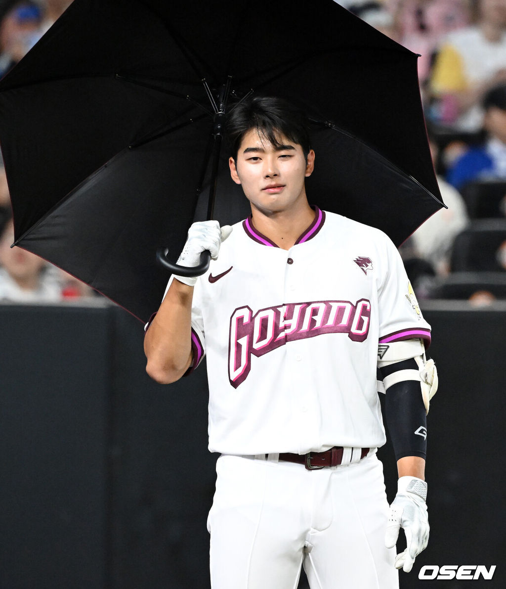 11일 오후 대전 한화생명볼파크에서 'KBO 올스타 프라이데이' 퓨처스 올스타전이 열렸다.KBO 올스타전의 전야제인 퓨처스 올스타전 경기는 남부리그(상무, KT, 삼성, NC, 롯데, KIA)와 북부리그(한화, SSG, LG, 두산, 고양) 대표로 나선 총 48명의 선수가 치열한 승부를 펼친다.7회말 북부올스타 심휘윤이 퍼포먼스를 펼치고 있다. 2025.07.11 /sunday@osen.co.kr