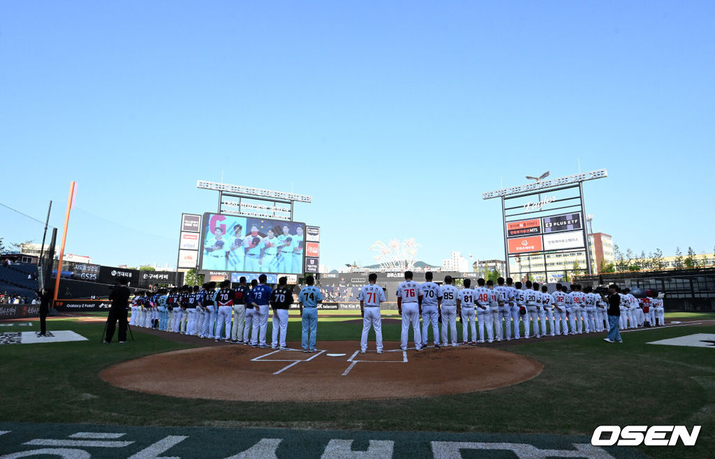 11일 오후 대전 한화생명볼파크에서 'KBO 올스타 프라이데이' 퓨처스 올스타전이 열렸다.KBO 올스타전의 전야제인 퓨처스 올스타전 경기는 남부리그(상무, KT, 삼성, NC, 롯데, KIA)와 북부리그(한화, SSG, LG, 두산, 고양) 대표로 나선 총 48명의 선수가 치열한 승부를 펼친다.경기에 앞서 양팀 선수단이 애국가를 부르고 있다. 2025.07.11 /sunday@osen.co.kr