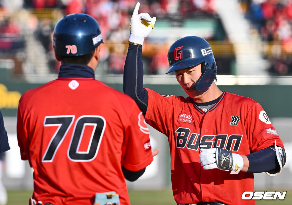 6일 부산 사직야구장에서 2025 신한 SOL 뱅크 KBO 리그 롯데 자이언츠와 두산 베어스의 경기가 열렸다. 홈팀 롯데는 데이비슨이, 방문팀 두산은 김유성이 선발로 출전했다.롯데 자이언츠 전민재가 6회말 1사 만루 좌익수 앞 역전 1타점 안타를 치고 세리머니를 하고 있다. 2025.04.06 / foto0307@osen.co.kr