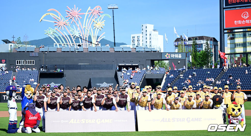 12일 오후 대전 한화생명볼파크에서 ‘2025 신한 SOL Bank KBO리그’ 올스타전이 열렸다.KBO 올스타전 경기는 드림 올스타와 나눔올스타 대표로 나선 총 30명의 선수가 치열한 승부를 펼친다.경기를 앞두고 올스타 선수들이 모두 모여 기념촬영을 하고 있다. 2025.07.12 / dreamer@osen.co.kr