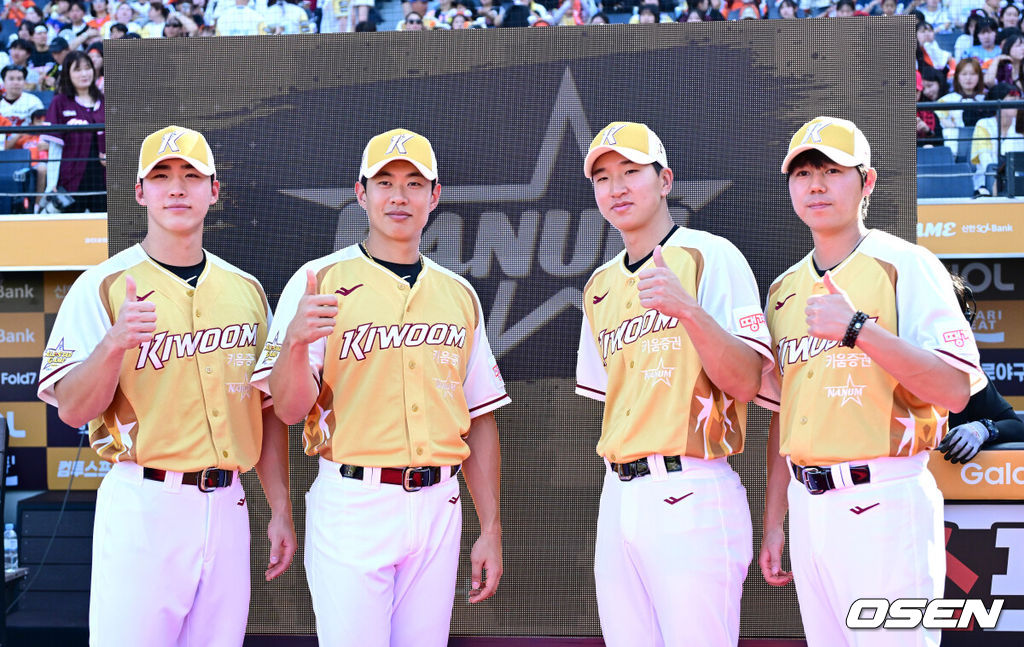 12일 오후 대전 한화생명볼파크에서 ‘2025 신한 SOL Bank KBO리그’ 올스타전이 열렸다.KBO 올스타전 경기는 드림 올스타와 나눔올스타 대표로 나선 총 30명의 선수가 치열한 승부를 펼친다.키움 올스타 이주형, 송성문, 주승우, 하영민(왼쪽부터)가 포즈를 취하고 있다. 2025.07.12 / dreamer@osen.co.kr