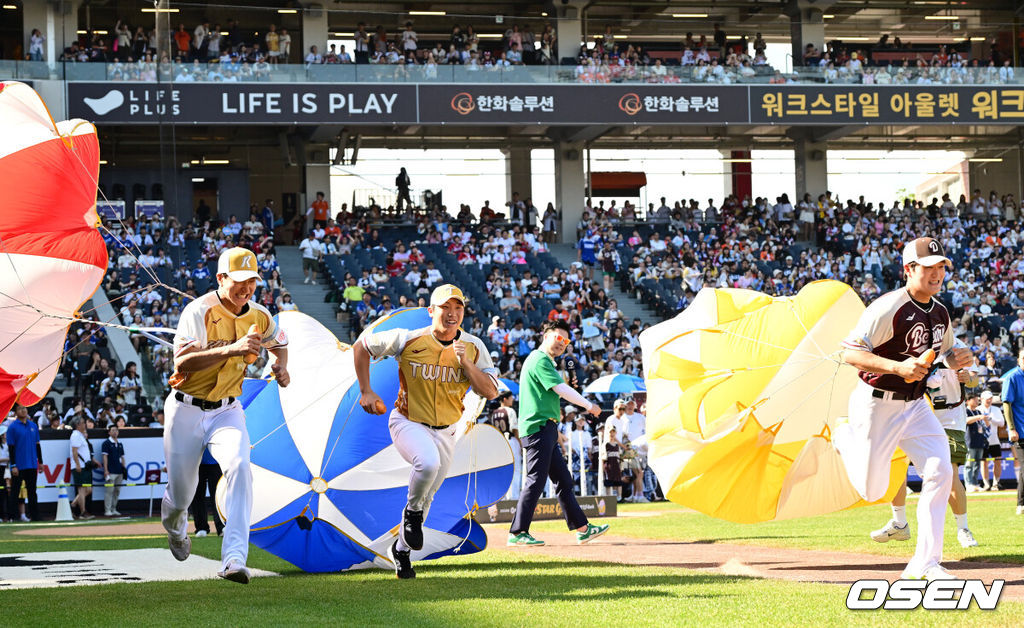 12일 오후 대전 한화생명볼파크에서 ‘2025 신한 SOL Bank KBO리그’ 올스타전이 열렸다.KBO 올스타전 경기는 드림 올스타와 나눔올스타 대표로 나선 총 30명의 선수가 치열한 승부를 펼친다.경기를 앞두고 키움 주승우, LG 박명근, 두산 김택연이 썸머레이스를 펼치고 있다. 2025.07.12 / dreamer@osen.co.kr