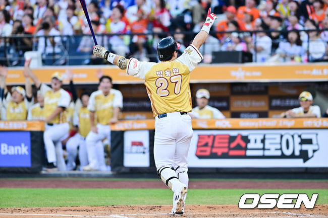 [OSEN=대전, 박준형 기자] 12일 오후 대전 한화생명볼파크에서 2025 신한 SOL뱅크 KBO 올스타전이 열렸다.13년 만에 대전에서 열리는 KBO 올스타전은 드림 올스타와 나눔올스타 대표로 나선 총 30명의 선수가 치열한 승부를 펼친다.1회말 LG 박동원이 2점 홈런을 날리고 기뻐하고 있다. 2025.07.12 / soul1014@osen.co.kr