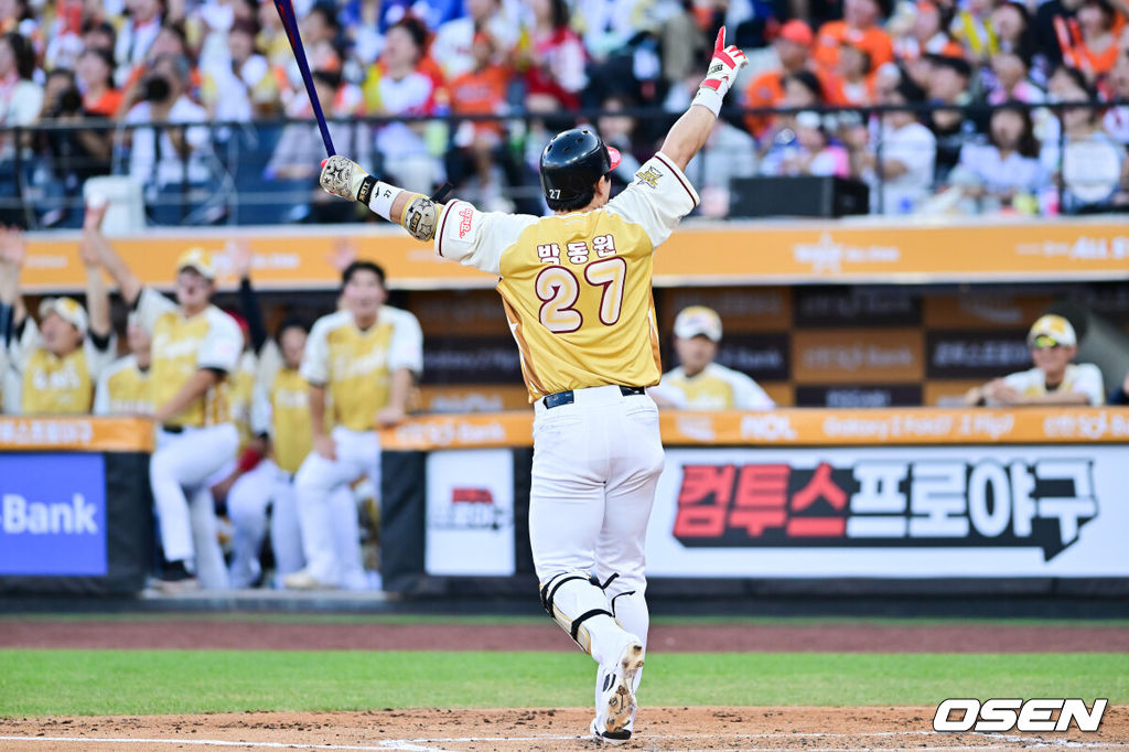 12일 오후 대전 한화생명볼파크에서 2025 신한 SOL뱅크 KBO 올스타전이 열렸다.13년 만에 대전에서 열리는 KBO 올스타전은 드림 올스타와 나눔올스타 대표로 나선 총 30명의 선수가 치열한 승부를 펼친다.1회말 LG 박동원이 2점 홈런을 날리고 기뻐하고 있다. 2025.07.12 / soul1014@osen.co.kr