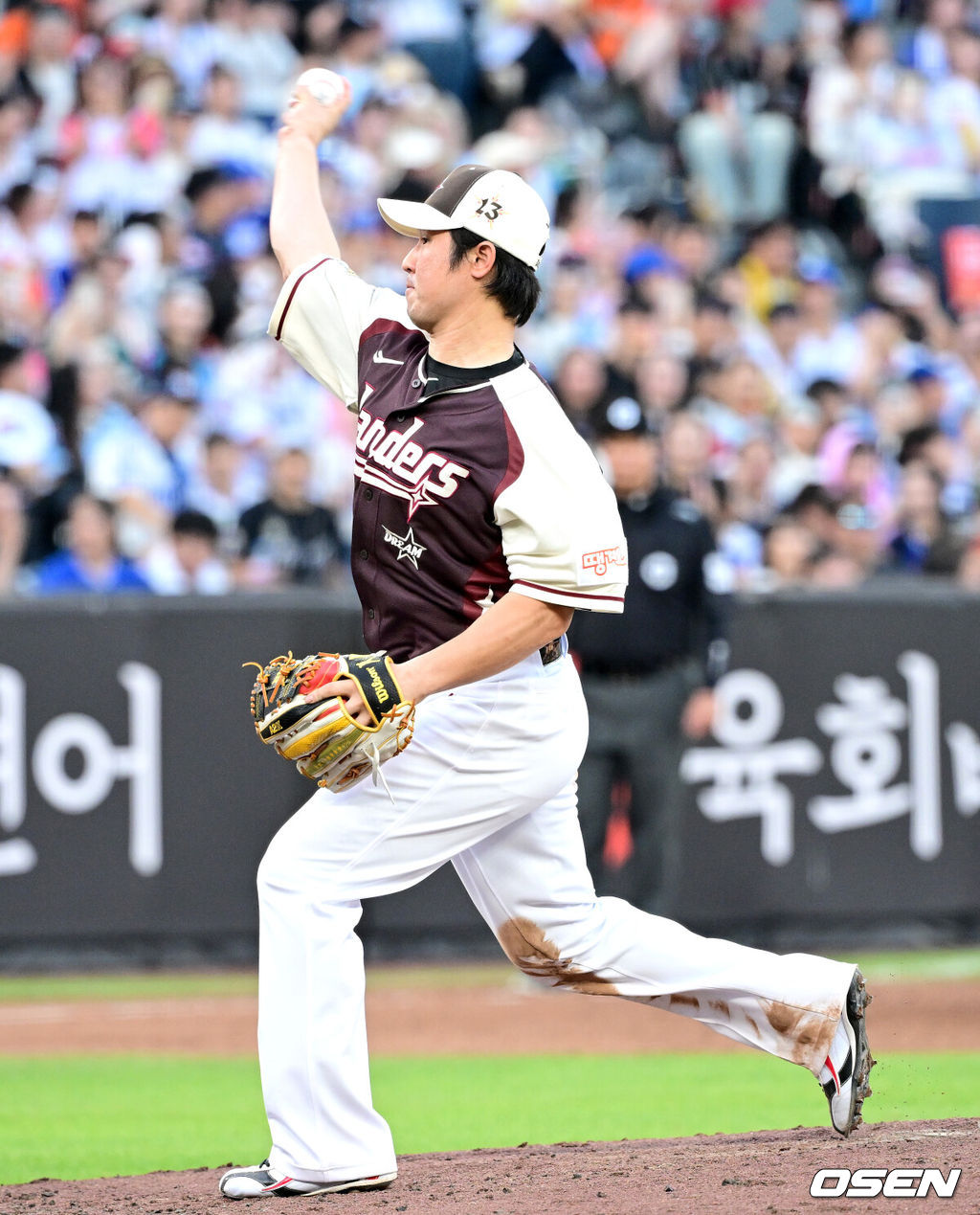 12일 오후 대전 한화생명볼파크에서 ‘2025 신한 SOL Bank KBO리그’ 올스타전이 열렸다.KBO 올스타전 경기는 드림 올스타와 나눔올스타 대표로 나선 총 30명의 선수가 치열한 승부를 펼친다.2회말 2사에서 마운드에 오른 드림 올스타 최정이 공을 던지고 있다. 2025.07.12 / dreamer@osen.co.kr