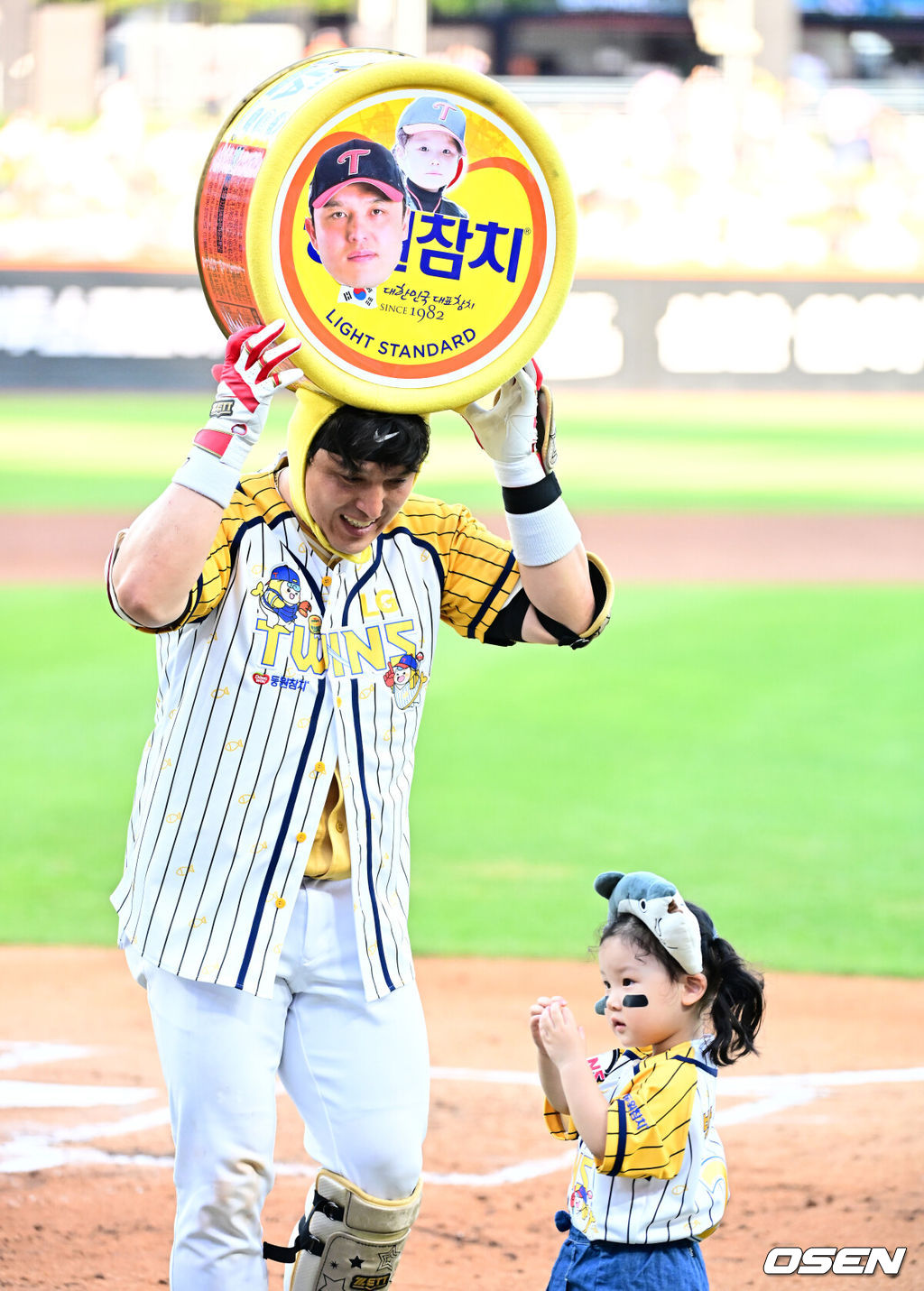 12일 오후 대전 한화생명볼파크에서 2025 신한 SOL뱅크 KBO 올스타전이 열렸다.13년 만에 대전에서 열리는 KBO 올스타전은 드림 올스타와 나눔올스타 대표로 나선 총 30명의 선수가 치열한 승부를 펼친다.1화 LG 박동원이 타석에 들어서며 딸과 퍼포먼스를 선보이고 있다. 2025.07.12 / jpnews@osen.co.kr