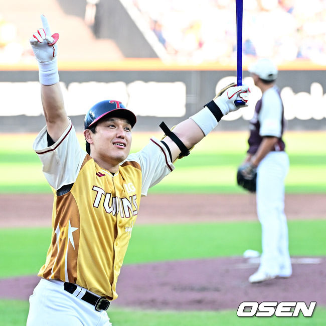 [OSEN=대전, 지형준 기자] 12일 오후 대전 한화생명볼파크에서 2025 신한 SOL뱅크 KBO 올스타전이 열렸다.13년 만에 대전에서 열리는 KBO 올스타전은 드림 올스타와 나눔올스타 대표로 나선 총 30명의 선수가 치열한 승부를 펼친다.1회말 2사 2루에서 LG 박동원이 투런포를 날리며 기뻐하고 있다. 2025.07.12 / jpnews@osen.co.kr