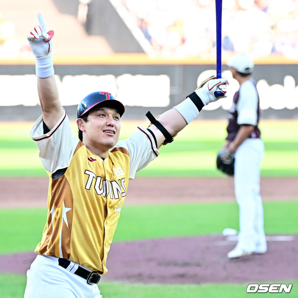 12일 오후 대전 한화생명볼파크에서 2025 신한 SOL뱅크 KBO 올스타전이 열렸다.13년 만에 대전에서 열리는 KBO 올스타전은 드림 올스타와 나눔올스타 대표로 나선 총 30명의 선수가 치열한 승부를 펼친다.1회말 2사 2루에서 LG 박동원이 투런포를 날리며 기뻐하고 있다. 2025.07.12 / jpnews@osen.co.kr