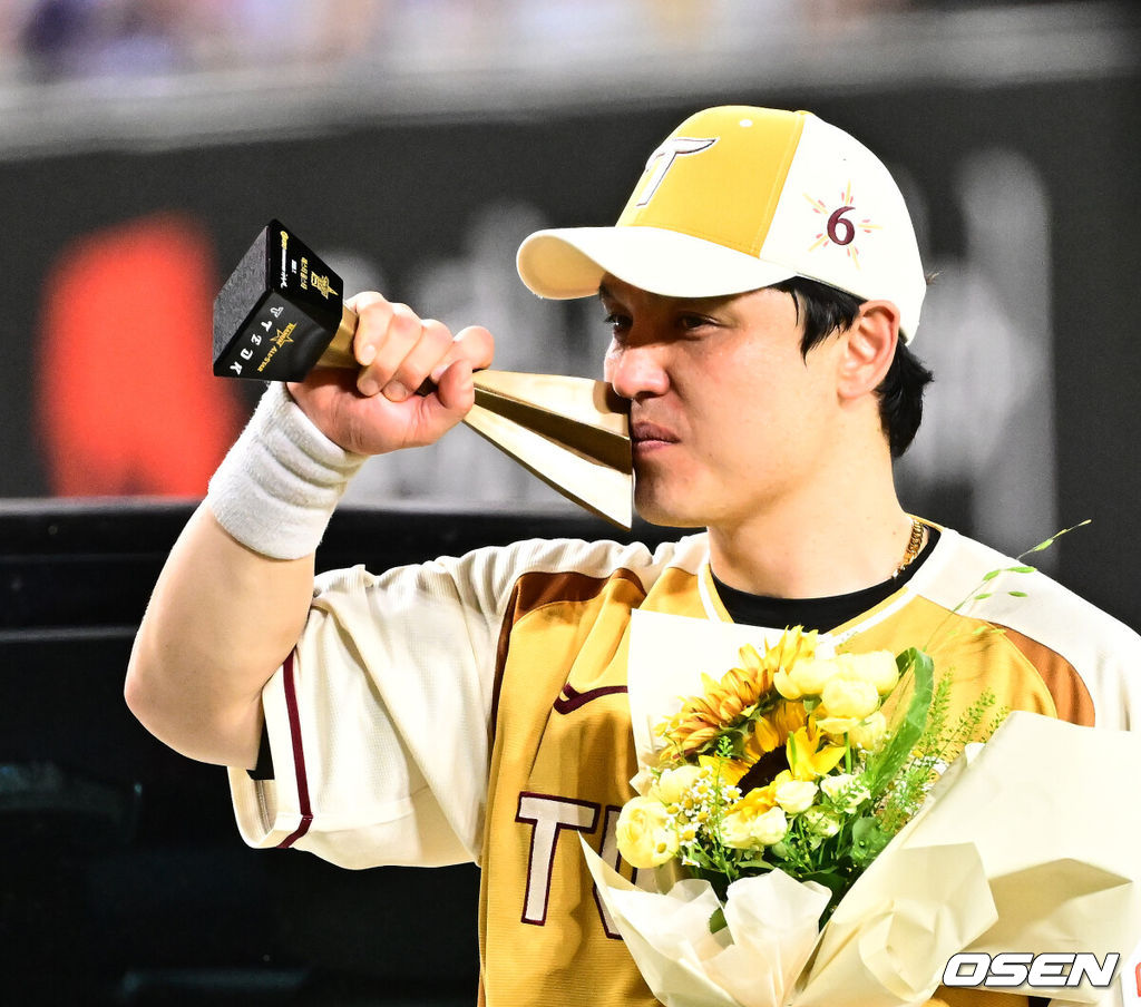 ‘채이 아빠’ 박동원이 홈런 포함 3안타 3타점을 폭발한 나눔 올스타가 4년 연속 프로야구 올스타전에서 드림 올스타를 눌렀다. 이범호 감독이 이끈 나눔 올스타(KIA·LG·한화·NC·키움)는 12일 대전 한화생명볼파크에서 열린 2025 신한 SOL Bank KBO 올스타전에서 드림 올스타(삼성·두산·KT·SSG·롯데)에 8-6으로 승리했다. 미스터 올스타에 선정된 LG 박동원이 부상으로 받은 자동차 앞에서 포즈를 취하고 있다. 2025.07.12 / jpnews@osen.co.kr
