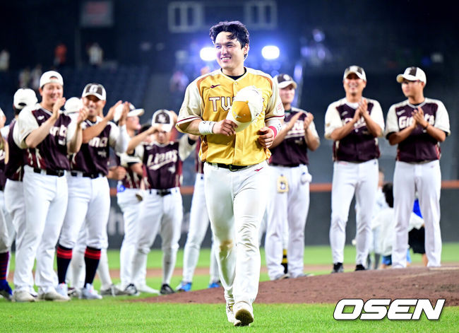 [OSEN=대전, 최규한 기자] 12일 오후 대전 한화생명볼파크에서 ‘2025 신한 SOL Bank KBO리그’ 올스타전이 열렸다.KBO 올스타전 경기는 드림 올스타와 나눔올스타 대표로 나선 총 30명의 선수가 치열한 승부를 펼친다.미스터 올스타를 거머쥔 LG 박동원이 수상을 위해 발걸음을 옮기고 있다. 2025.07.12 / dreamer@osen.co.kr