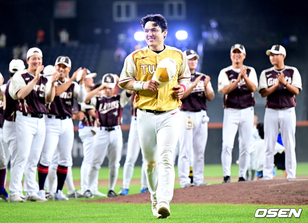 12일 오후 대전 한화생명볼파크에서 ‘2025 신한 SOL Bank KBO리그’ 올스타전이 열렸다.KBO 올스타전 경기는 드림 올스타와 나눔올스타 대표로 나선 총 30명의 선수가 치열한 승부를 펼친다.미스터 올스타를 거머쥔 LG 박동원이 수상을 위해 발걸음을 옮기고 있다. 2025.07.12 / dreamer@osen.co.kr