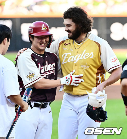 [OSEN=대전, 지형준 기자] 12일 오후 대전 한화생명볼파크에서 2025 신한 SOL뱅크 KBO 올스타전이 열렸다.13년 만에 대전에서 열리는 KBO 올스타전은 드림 올스타와 나눔올스타 대표로 나선 총 30명의 선수가 치열한 승부를 펼친다.1회 한화 폰세가 SSG 최정에 사구를 허용하며 미안함을 표하고 있다. 2025.07.12 / jpnews@osen.co.kr