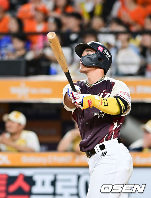 [OSEN=대전, 박준형 기자] 12일 오후 대전 한화생명볼파크에서 2025 신한 SOL뱅크 KBO 올스타전이 열렸다.13년 만에 대전에서 열리는 KBO 올스타전은 드림 올스타와 나눔올스타 대표로 나선 총 30명의 선수가 치열한 승부를 펼친다.8회초 KT 안현민이 솔로홈런을 날리고 있다. 2025.07.12 / soul1014@osen.co.kr