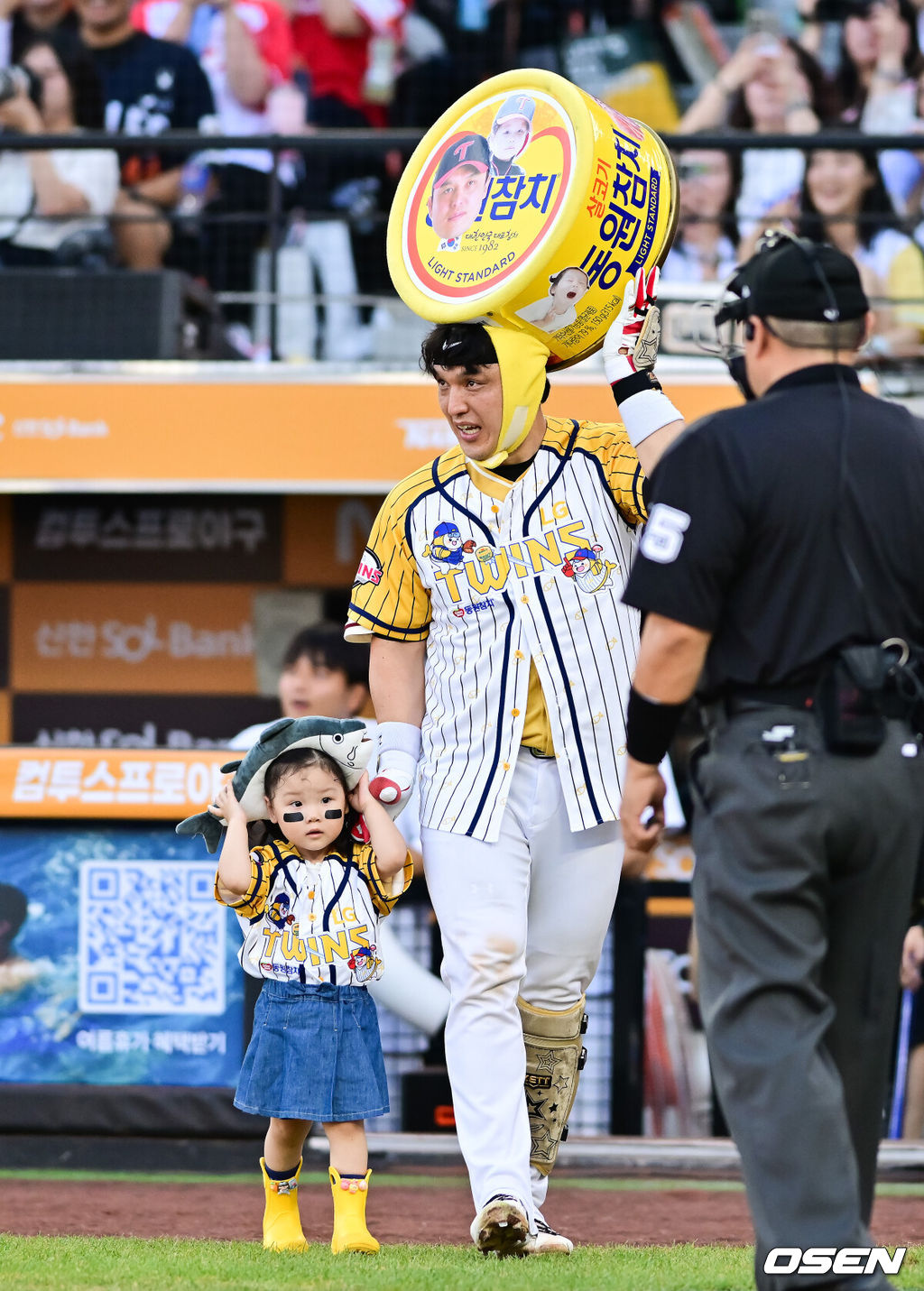12일 오후 대전 한화생명볼파크에서 2025 신한 SOL뱅크 KBO 올스타전이 열렸다.13년 만에 대전에서 열리는 KBO 올스타전은 드림 올스타와 나눔올스타 대표로 나선 총 30명의 선수가 치열한 승부를 펼친다.1회말 LG 박동원이 딸과 함께 동원참치캔 모자를 쓰고 입장하고 있다. 2025.07.12 / soul1014@osen.co.kr