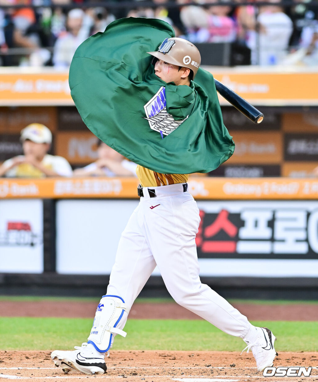 12일 오후 대전 한화생명볼파크에서 2025 신한 SOL뱅크 KBO 올스타전이 열렸다.13년 만에 대전에서 열리는 KBO 올스타전은 드림 올스타와 나눔올스타 대표로 나선 총 30명의 선수가 치열한 승부를 펼친다.진격의 거인 코스튬 복장을 착용한 키움 이주형이 안타를 날리고 있다. 2025.07.12 / soul1014@osen.co.kr