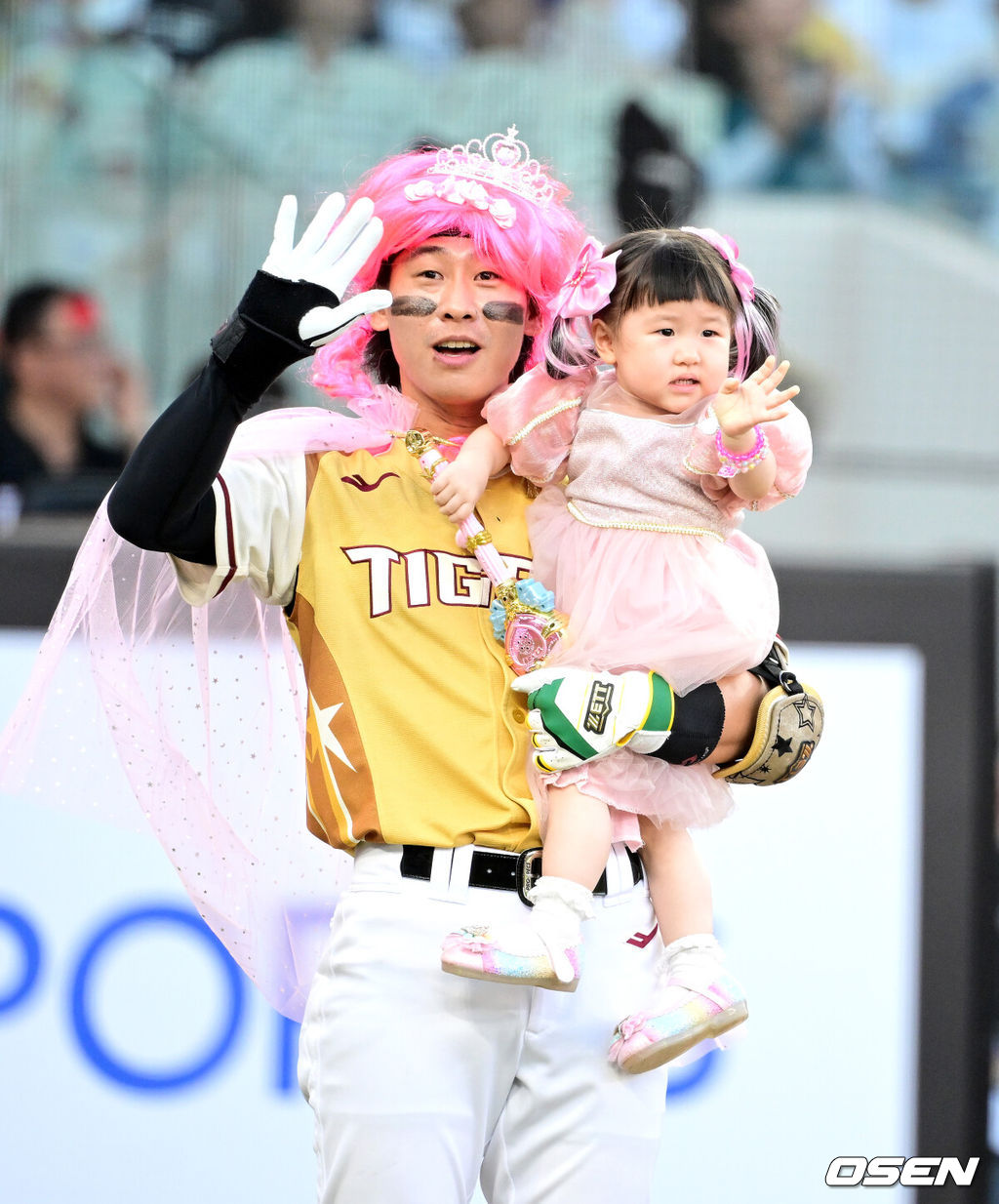 12일 오후 대전 한화생명볼파크에서 ‘2025 신한 SOL Bank KBO리그’ 올스타전이 열렸다.KBO 올스타전 경기는 드림 올스타와 나눔올스타 대표로 나선 총 30명의 선수가 치열한 승부를 펼친다.나눔 올스타 KIA 박찬호가 딸과 함께 인사를 전하고 있다. 2025.07.12 / dreamer@osen.co.kr