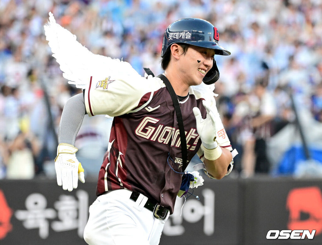 12일 오후 대전 한화생명볼파크에서 ‘2025 신한 SOL Bank KBO리그’ 올스타전이 열렸다.KBO 올스타전 경기는 드림 올스타와 나눔올스타 대표로 나선 총 30명의 선수가 치열한 승부를 펼친다.드림 올스타 롯데 전민재가 주루 플레이를 펼치고 있다. 2025.07.12 / dreamer@osen.co.kr