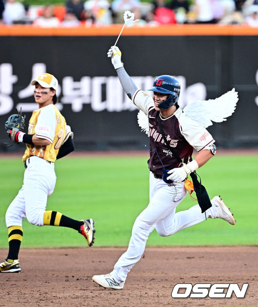 [OSEN=대전, 지형준 기자] 12일 오후 대전 한화생명볼파크에서 2025 신한 SOL뱅크 KBO 올스타전이 열렸다.13년 만에 대전에서 열리는 KBO 올스타전은 드림 올스타와 나눔올스타 대표로 나선 총 30명의 선수가 치열한 승부를 펼친다.3회 롯데 전민재가 구자욱의 적시타에 홈으로 향하고 있다. 2025.07.12 / jpnews@osen.co.kr